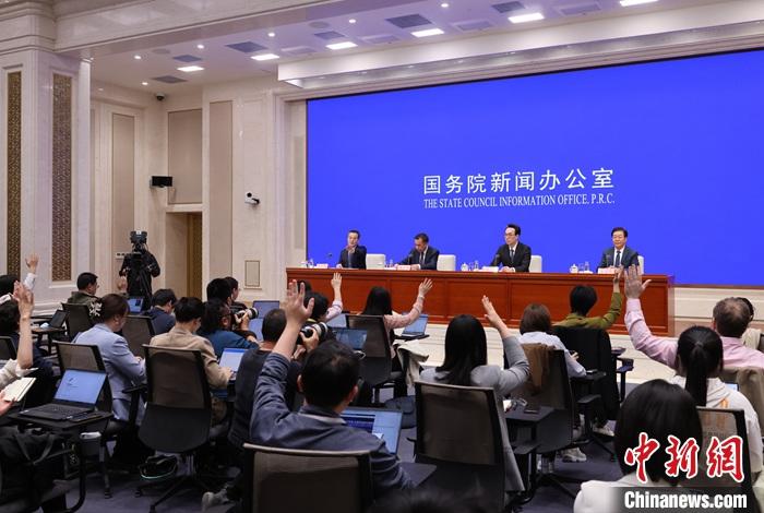 4月17日，中國國務院新聞辦公室在北京舉行新聞發(fā)布會，國家發(fā)展改革委副主任劉蘇社，副秘書長、國民經(jīng)濟綜合司司長袁達，政策研究室主任金賢東解讀宏觀經(jīng)濟形勢和政策，并答記者問。 <a target='_blank' href='/'>中新社</a>記者 楊可佳 攝