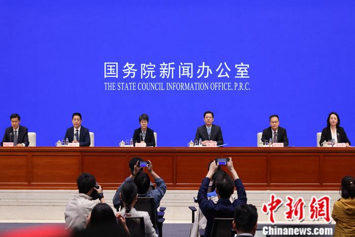 4月19日，中國國務(wù)院新聞辦公室在北京舉行新聞發(fā)布會(huì)，商務(wù)部副部長(zhǎng)郭婷婷、商務(wù)部綜合司司長(zhǎng)楊濤、市場(chǎng)運(yùn)行和消費(fèi)促進(jìn)司司長(zhǎng)徐興鋒、對(duì)外貿(mào)易司司長(zhǎng)李興乾、外國投資管理司負(fù)責(zé)人吉小楓介紹2024年一季度商務(wù)運(yùn)行及工作情況，并答記者問。 <a target='_blank' href='/'>中新社</a>記者 楊可佳 攝 