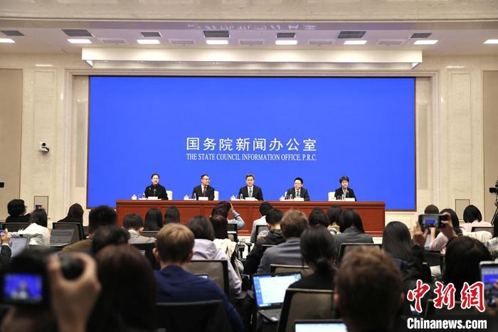 10月12日，中國國務(wù)院新聞辦公室在北京舉行新聞發(fā)布會(huì)，財(cái)政部部長藍(lán)佛安、財(cái)政部副部長廖岷、財(cái)政部副部長王東偉、財(cái)政部副部長郭婷婷介紹“加大財(cái)政政策逆周期調(diào)節(jié)力度、推動(dòng)經(jīng)濟(jì)高質(zhì)量發(fā)展”有關(guān)情況，并答記者問。 <a target='_blank' href='/'>中新社</a>記者 王紫儒 攝
