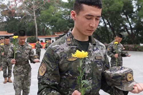 武警梧州支隊官兵赴革命烈士紀念園緬懷英烈