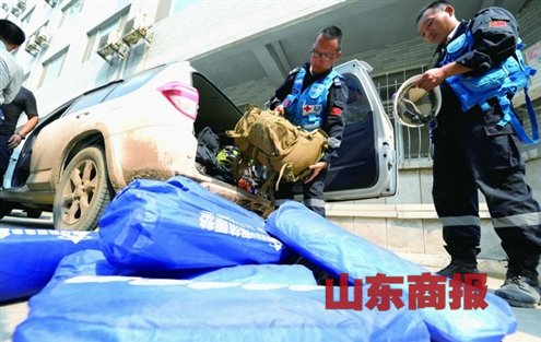 民間救援隊(duì)馳援云南震區(qū)自備裝備自費(fèi)參與救助