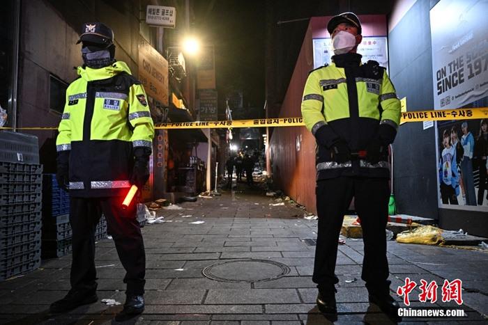 直擊首爾踩踏事發(fā)小巷:現(xiàn)場已封鎖 死傷者物品遍地