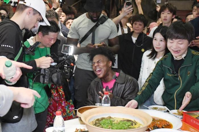 “甲亢哥”長沙行感受長沙美食