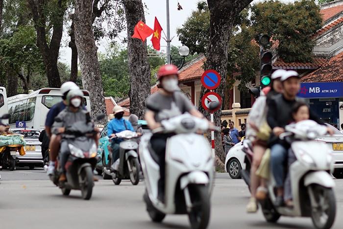 越南河內(nèi)街頭中越兩國國旗飄揚