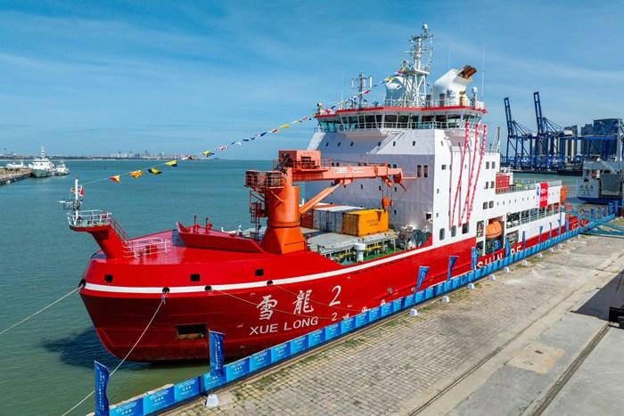 “雪龍2”號極地科學考察破冰船在?？谙蚬婇_放