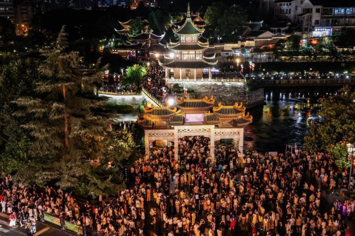 貴州貴陽：暑期夜間旅游火熱