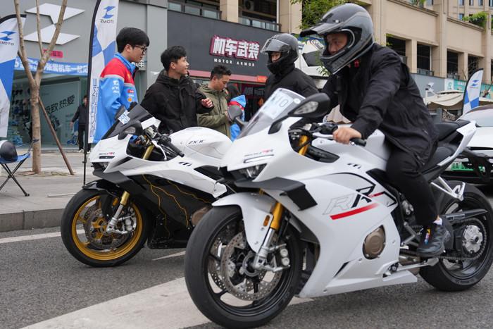 賽事奪冠引發(fā)消費熱 張雪機車線下門店人氣攀升