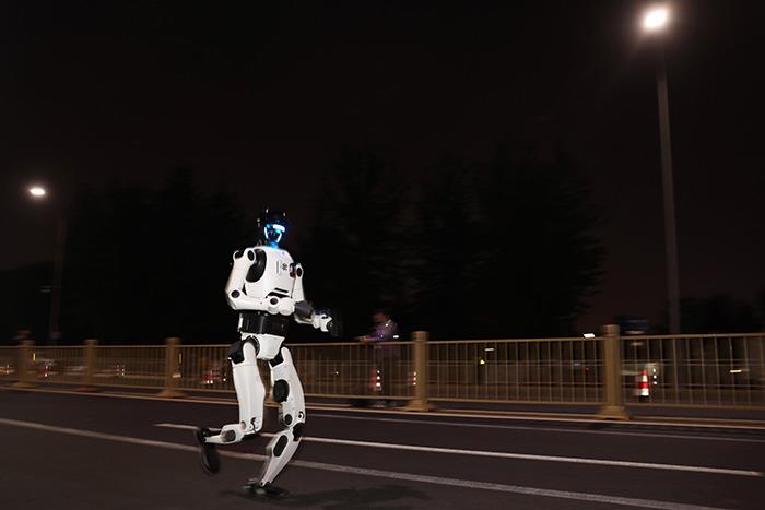 人形機器人深夜測試 備戰(zhàn)北京亦莊半馬