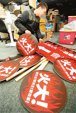 民進(jìn)黨稱“火大”游行超10萬(wàn)人黨內(nèi)營(yíng)造團(tuán)結(jié)聲勢(shì)