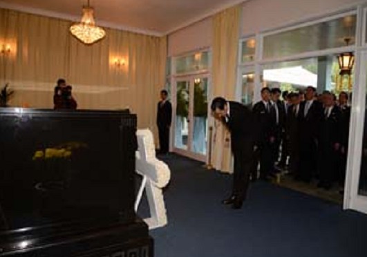 蔣經(jīng)國逝世25周年馬英九吳敦義赴頭寮謁陵(圖)