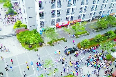 臺灣地震廈門民眾百態(tài):打赤膊穿睡衣沖下樓